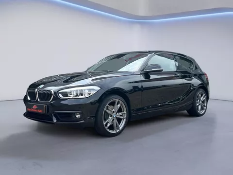 BMW 1-serie 120i 184PK Airconditioning, 18'' Lichtmetalen velgen, Stoelverwarming, Apple Carplay, Multifunctioneelstuurwiel, Cruise Control, Parkeersensoren V+A (MET GARANTIE*)