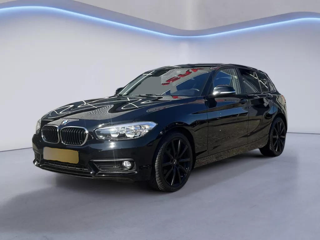 BMW 1-serie 136PK, Airconditioning, Apple Carplay, Cruise Control, Stoelverwarming, 18'' Lichtmetalen velgen, Bluetooth, Isofix, Multifunctioneelstuurwiel, All season banden (MET GARANTIE*)