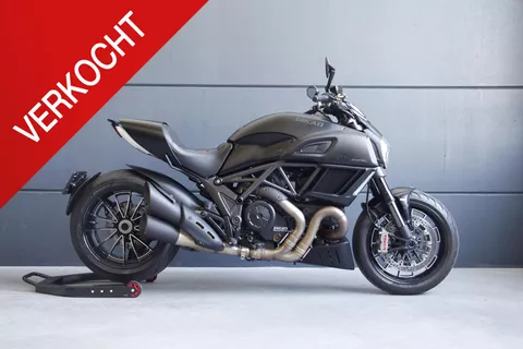 Ducati Diavel Dark Stealth Nieuwstaat | 1e eigenaar | Volledig onderhoud | Desmo Ducati Diavel Dark Stealth Nieuwstaat | 1e eigenaar | Volledig onderhoud | Desmo