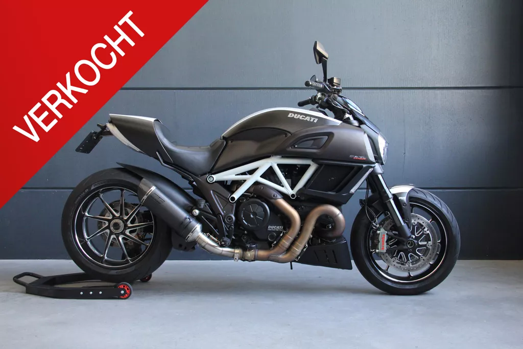 Ducati Diavel Carbon White SC Project | Nieuwstaat | Volledig onderhoud | Desmo