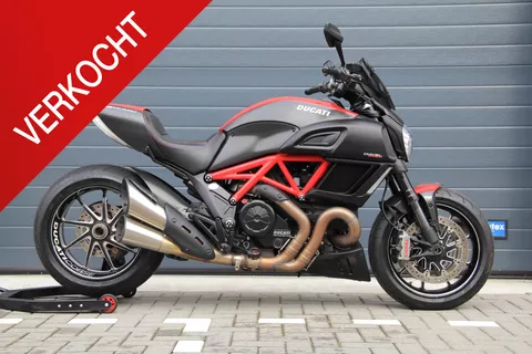 Ducati Diavel Carbon Red Ducati Diavel Carbon | SC Project | Navigatie | Bomvol Ducati Performance Parts | Absolute nieuwstaat Ducati Diavel Carbon Red Ducati Diavel Carbon | SC Project | Navigatie | Bomvol Ducati Performance Parts | Absolute nieuwstaat