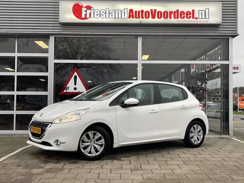 Peugeot 208 1.2 VTi Envy /Cruise/Clima/5 drs/Trekhaak/Navi/distr. verv bij 139.634 km/