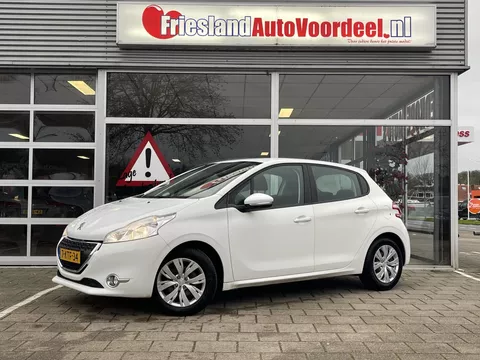 Peugeot 208 1.2 VTi Envy /Cruise/Clima/5 drs/Trekhaak/Navi/distr. verv bij 139.634 km/