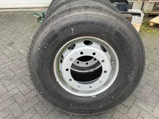 Diverse PIRELLI 315/80R22.5 FR:01 TRIATHLON MET VELG (ALS NIEUW)