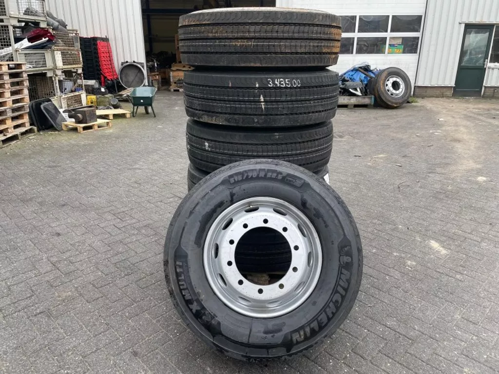 Michelin X MULTI ENERGIE 315/70R22.5 MET VELG (ALS NIEUW)