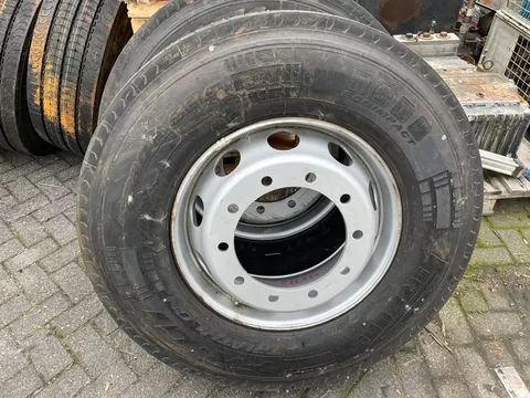 Diverse PIRELLI 295/80R22.5 FR:01 TRIATHLON MET VELG (ALS NIEUW)