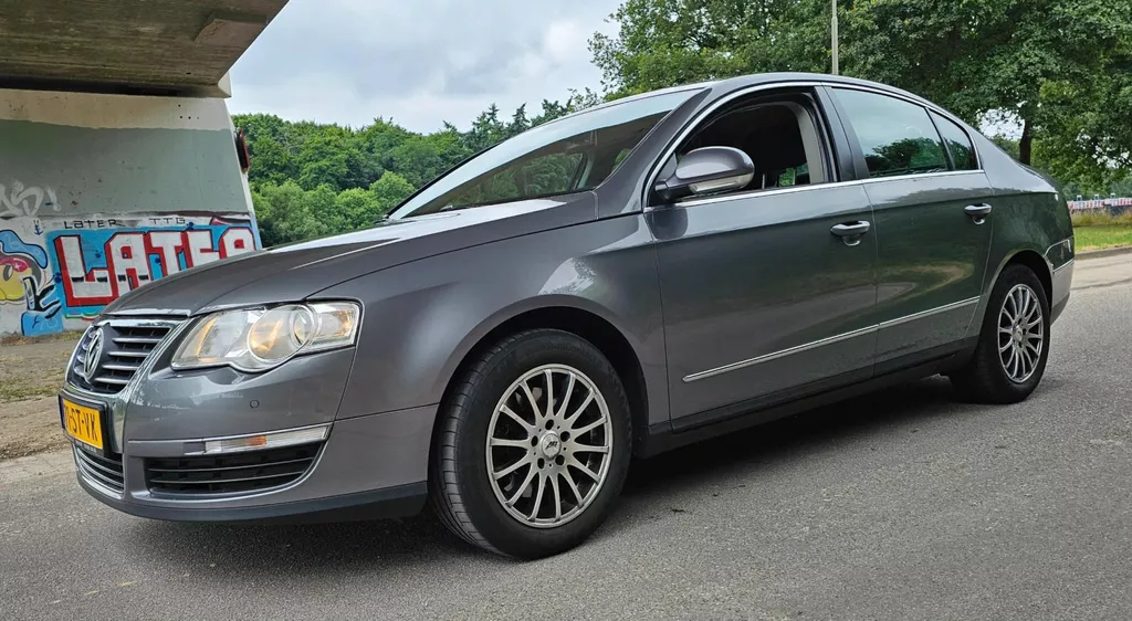 Volkswagen Passat 2.0 FSI Sedan 25-11-2026 APK ! Navigatie