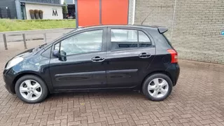 Toyota Yaris 1.3 VVTi Luna MMT automaat . prijs is incl nieuwe apk, afleverings beurt incl filters en bovag garantie