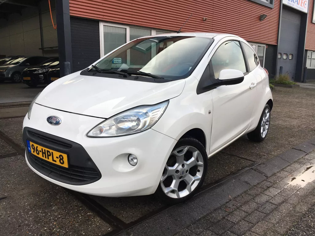Ford Ka 1.2 Titanium Airco | Centrale portier vergrendeling met afstandsbediening | Elektrisch bediende ramen voor | Radio/CD MP3 en Aux aansluiting | 16Inch Lichtmetalen velgen | NAP | Nieuwe APK |