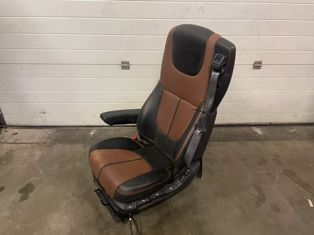 DAF 2109118 CHAUFFEURSSTOEL LEER MET DAF-LOGO