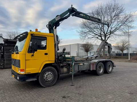 Volvo FL10 6X4 / MANUAL / HIAB 100