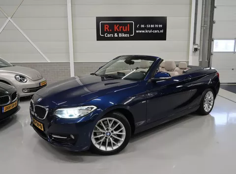 BMW 2-serie Cabrio 220i Sport Automaat Airco-ecc Trekhaak afneembaar Navigatie Sportstoelen Leer Beige Diepzeeblauw Sportvelgen 17 in Nieuwstaat