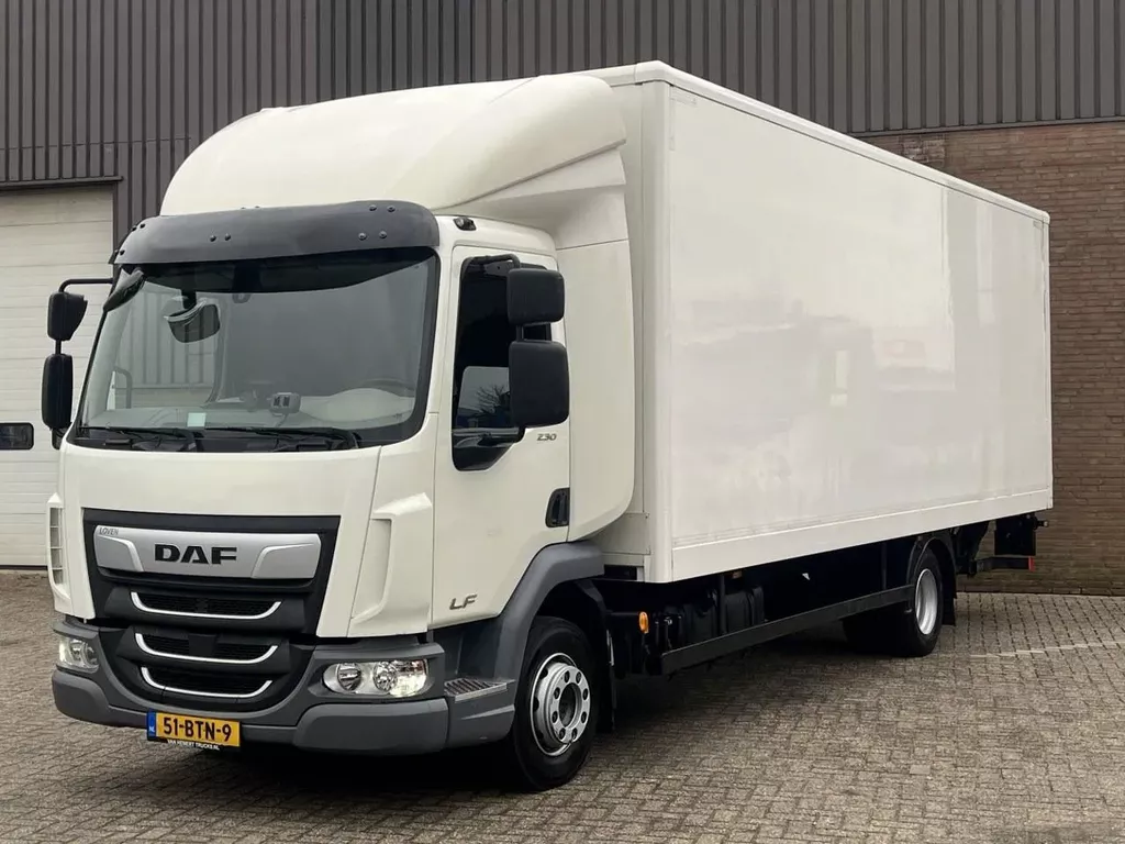 DAF LF 230 FA / 6 cilinder / 2022 / Dhollandia Laadklep - Lift - LBW / 728 cm laadbak / Tyres 100% / NL Truck