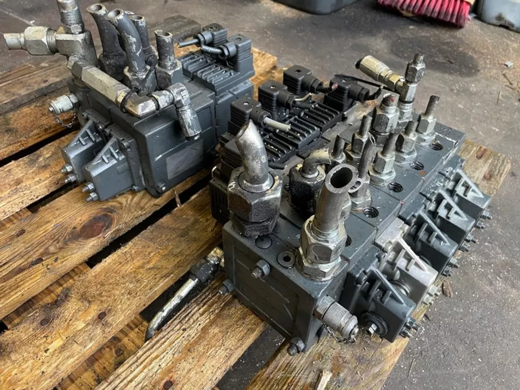 Diverse HYDRAULIC VALVE SAUER DANFOSS