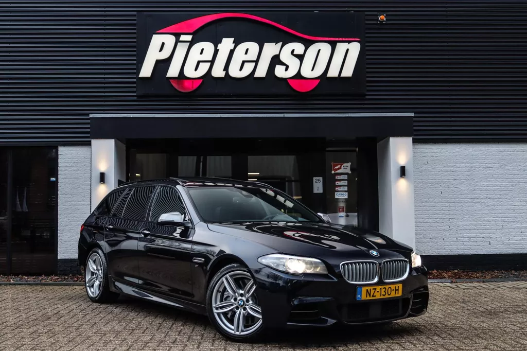 BMW 5-serie Touring M550xd LCI DEALER OH PANO ACC 360 H&amp;K
