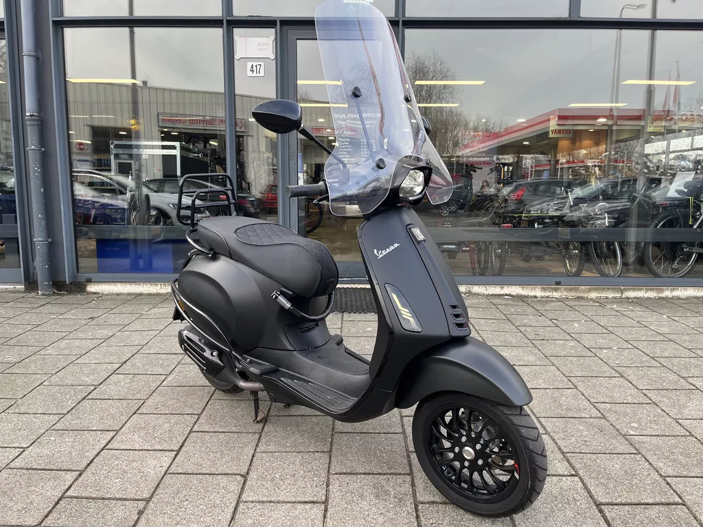 Vespa Sprint snor 1150km 25 45 brom mogelijk full black nieuw &euro;5750 euro!