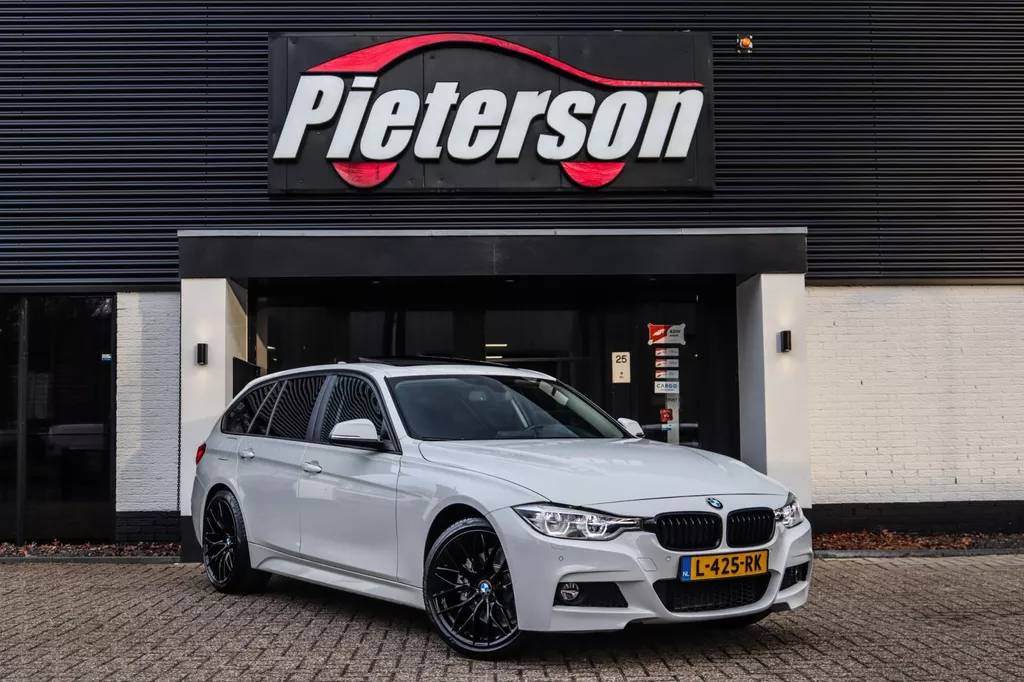 BMW 3-serie Touring 330i xDrive M-Pakket PANO XENON CLIMA