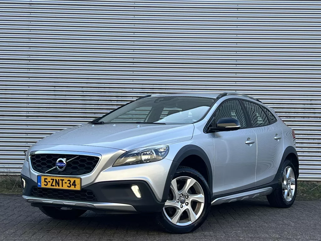 Volvo V40 Cross Country 1.6 T4 Momentum 180 PK Automaat / 104.200 KM! / Navi / Trekhaak / 2015