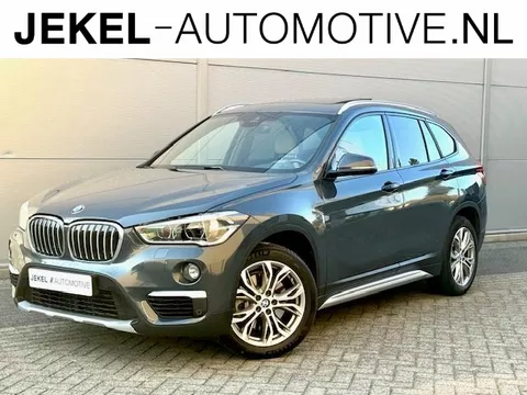 BMW X1 sDrive20i High Executive Leer, Trekhaak, Panoramadak, El. stoelen, Camera, Apple Carplay, Adaptief Cruise conytrolComfort access, enz