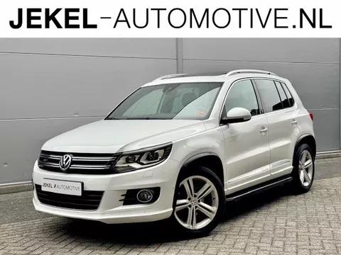Volkswagen Tiguan 1.4 TSI R-Line Edition Panoramadak, Trekhaak, Side skirts, R-Line, enz