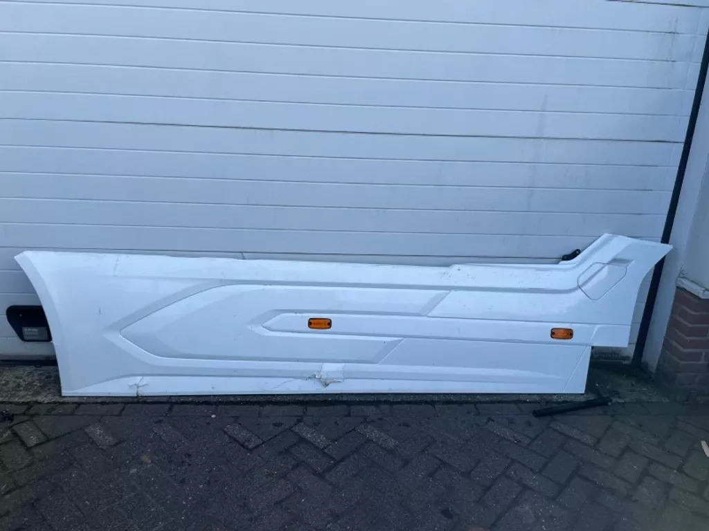 DAF 2292748 / 2292752 SIDE-SKIRT RH (DAMAGE)