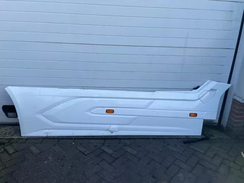 DAF 2292748 / 2292752 SIDE-SKIRT RH (DAMAGE)