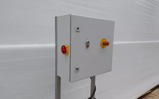 Elektrakast met regelaars