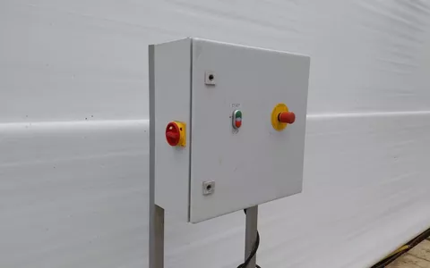 Elektrakast met regelaars