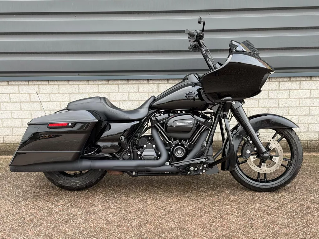 Harley Davidson FLTRXS Road Glide special BLACK EDITION M8