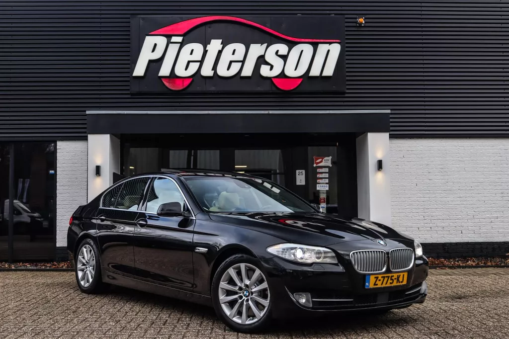 BMW 5-serie 550i High Executive PANO ALCANTARA SOFTCLOSE HUD