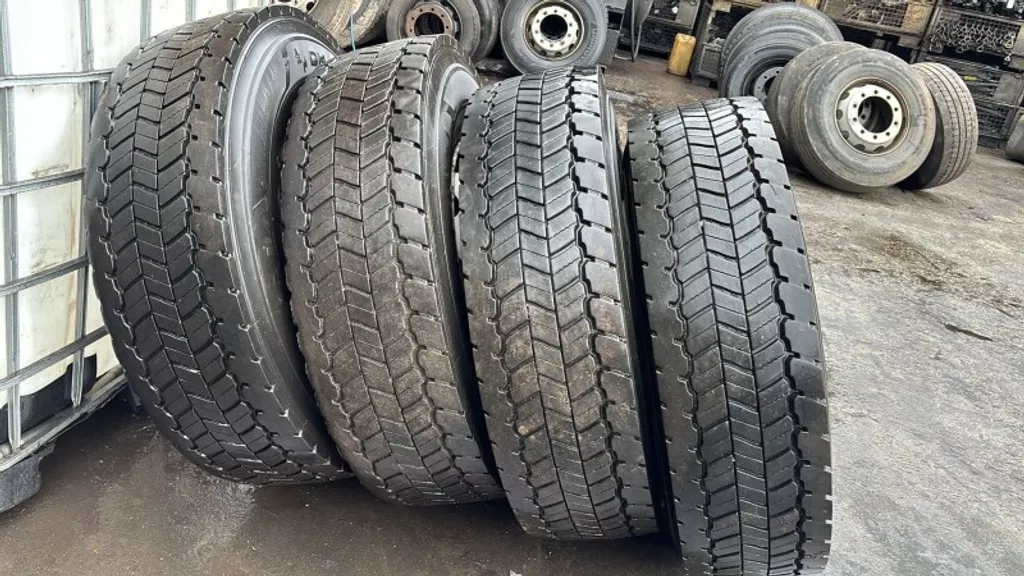 Diverse UNIROYAL DH40 315/80R22.5 SET