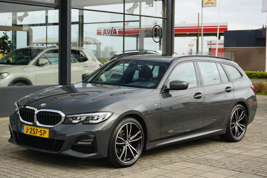 BMW 3-serie Touring 320i Executive Edition | M pakket | pano | trekhaak