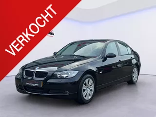 BMW 3-serie 318i in top staat!/Apple Carplay/Trekhaak/Airco/Cruise control/Centrale deurvergr./Elektr. ruiten en spiegels/Multifunctioneel stuur/ (MET GARANTIE*)