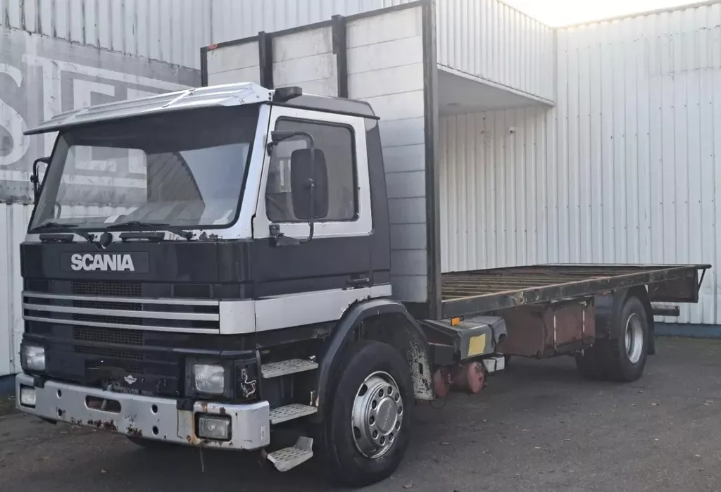 Scania P P82 -210 , Spring Suspension , Manual gearbox and Feulpump