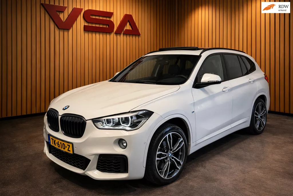 BMW X1 SDrive20i High Executive M-pakket|Stoelvw|Panorama|Trekhaak|Camera|4-seizoen banden|key-less|leder|Navi|pdc|Led|M