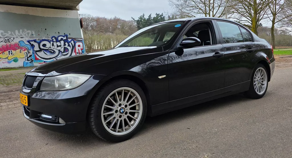 BMW 3-serie 318i - Lekt olie - Rijdt perfect APK 05-11-2026