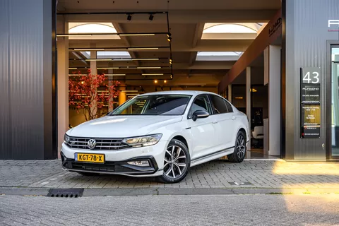 Volkswagen Passat 1.5 TSI R-Line|Camera|Acc|Lane-Assist|Keyless-Entry|
