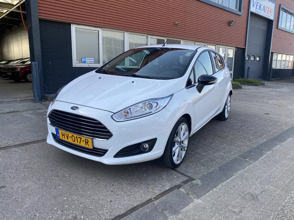 Ford Fiesta 1.0 EcoBoost Titanium 5 Deurs | Climate Controle | Cruise Controle | Navigatie | Parkeer sensoren achter | Radio/CD USB | 17 Inch Velgen| Privacy Glass | ST Achter Spoiler | Voorruit verwarming | NAP | Nederlandse auto |