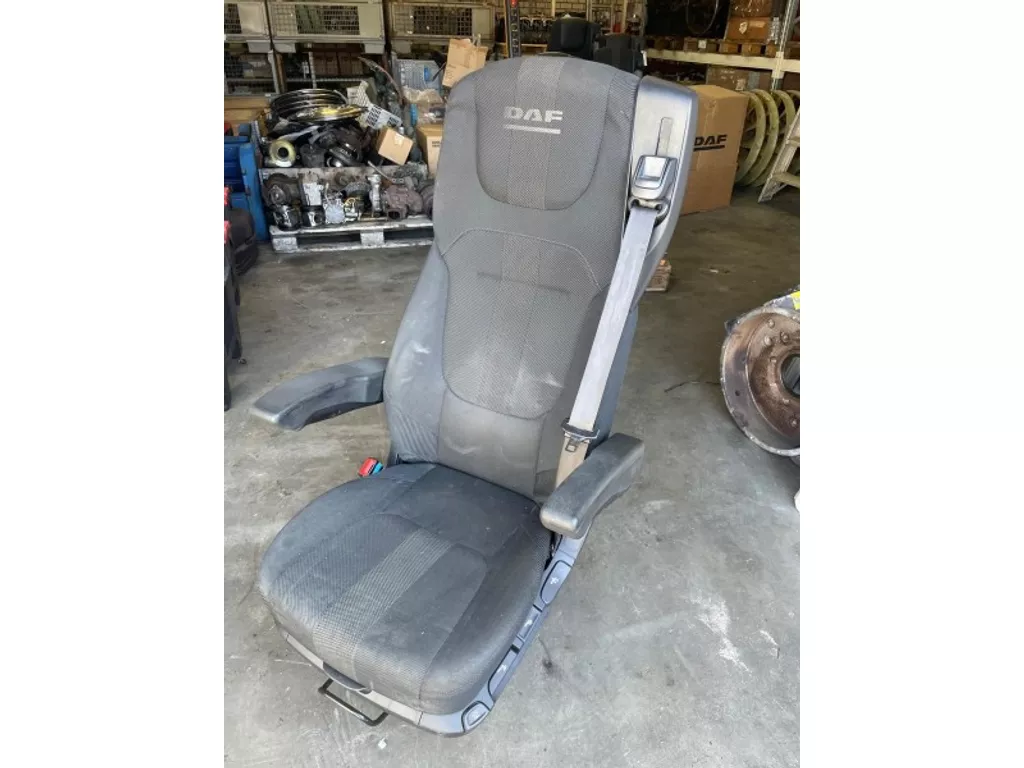 DAF 2296475 / 2437888 CHAUFFEURSSTOEL COMFORT MET DAF-LOGO