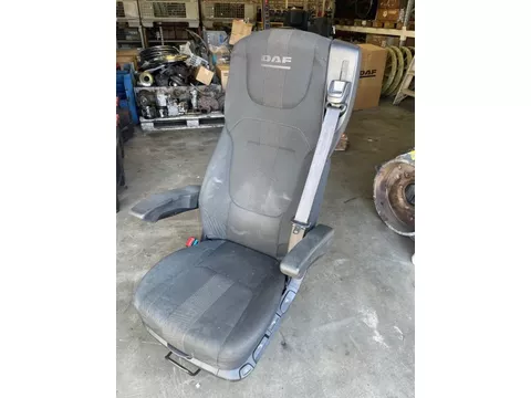 DAF 2296475 / 2437888 CHAUFFEURSSTOEL COMFORT MET DAF-LOGO
