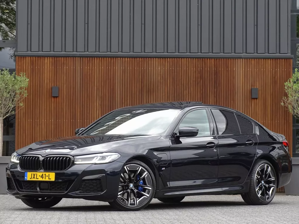 BMW 5 Serie 530e 292PK M-Sport / M- Individual / alcantara / 360&deg; / Laser