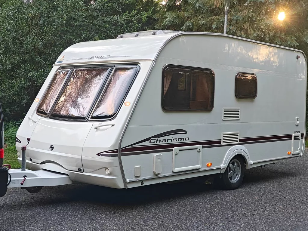 Swift 460/3 Charisma + Voortent Mover Grote badkamer Douche 1e eig