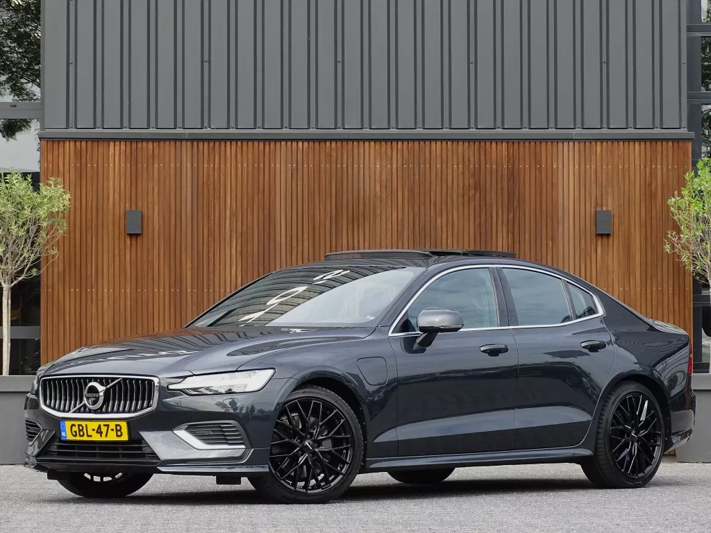 Volvo S60 T8 390PK TE / R-Design / Bowers&amp;Wilkins / 360&deg; / LED