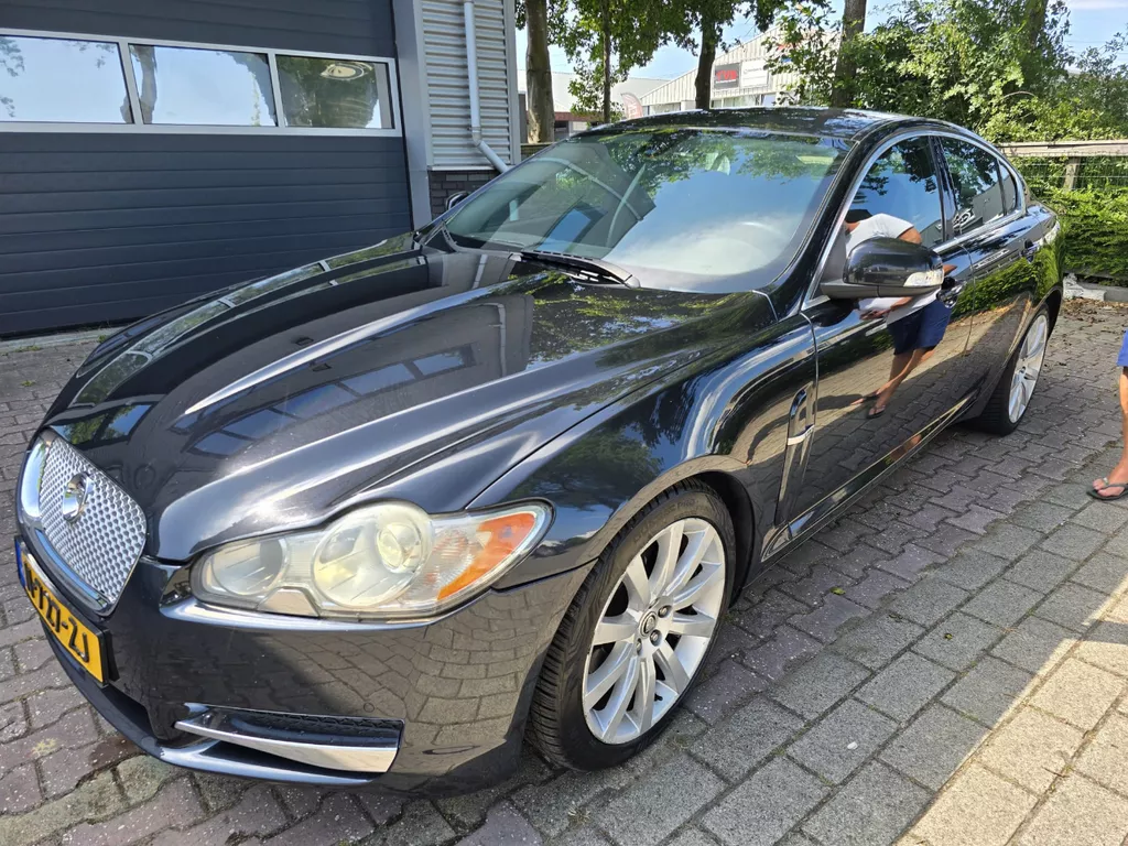 Jaguar XF 2.7 D V6 Luxury display valt uit