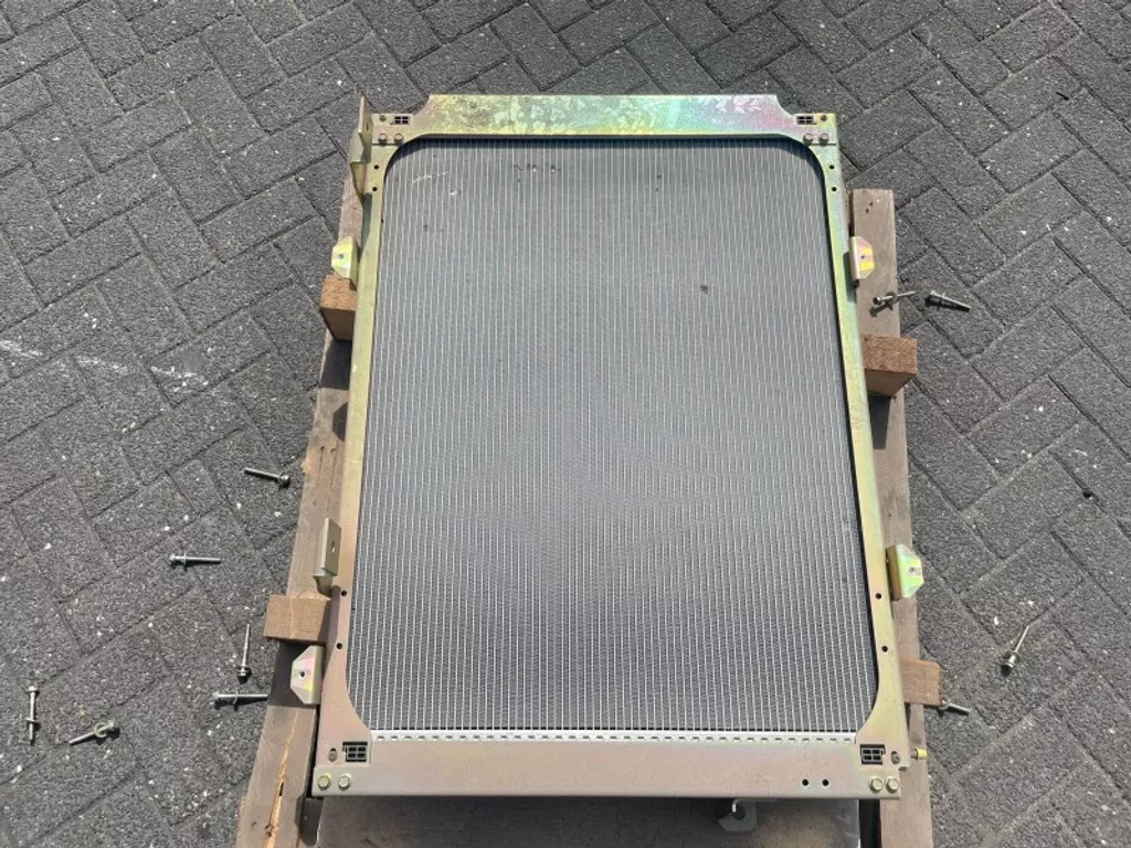 DAF 1452599 RADIATEUR 106X75 CM (ALS NIEUW)