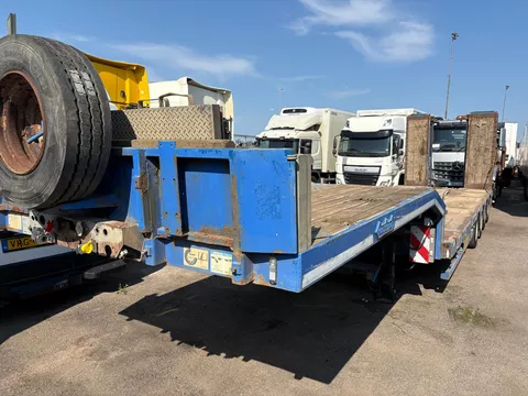 Nooteboom OSD 73-4 ,4 assige dieplader met hydraulische oprijrampen,giekgoot