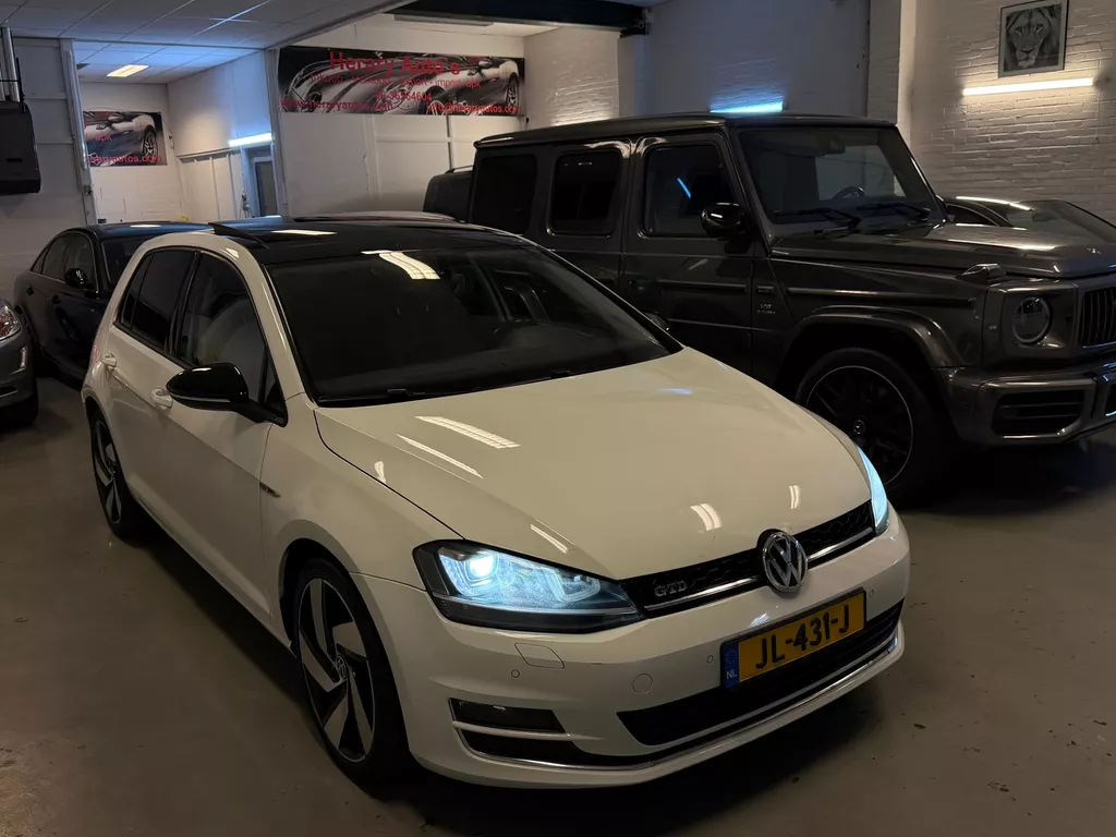Volkswagen Golf 2.0 TDI Highline 5-DOORS PANO NAVI DSG