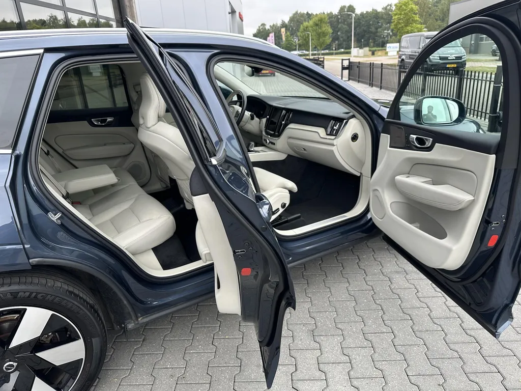 Volvo XC60 2.0 T6 Plug-in hybrid AWD Plus Bright Luchtvering|trekhaak|ACC