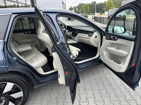 Volvo XC60 2.0 T6 Plug-in hybrid AWD Plus Bright Luchtvering|trekhaak|ACC
