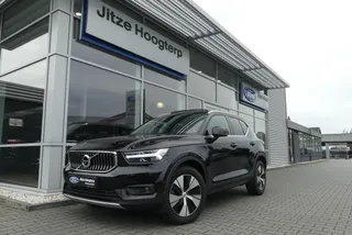Volvo XC40 1.5 T5 Twin Engine Inscription ELEKT. TREKHAAK, PANO, 360&deg; CAMERA, MEMORY, LEER, WINTER PACK, ADAPT. CRUISE, CLIMA, NAVI, PDC V&amp;A, APPLE CARPLAY/ANDROID AUTO, BLIS, KEYLESS, HARMAN/KARDON, ELEKT. ACHTERKLEP, ELEKT. STOELEN, 97.586KM